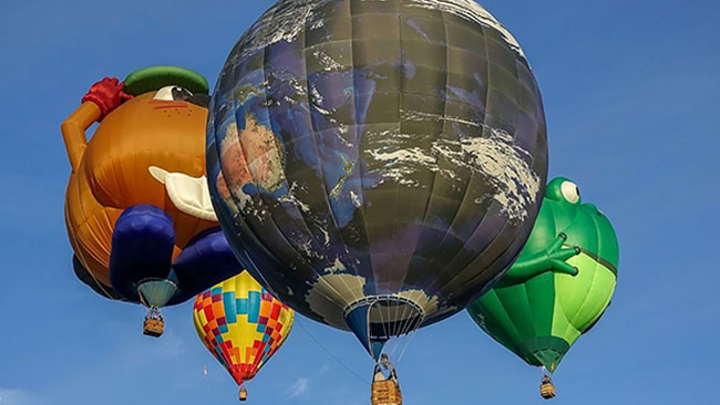 Festival Bud E Beaver With Earth Balloon